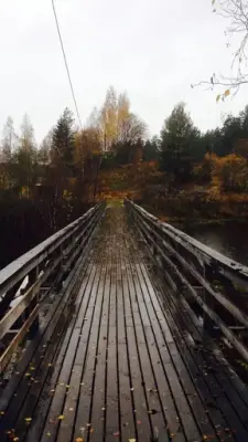 Høstfarger og en våt bro