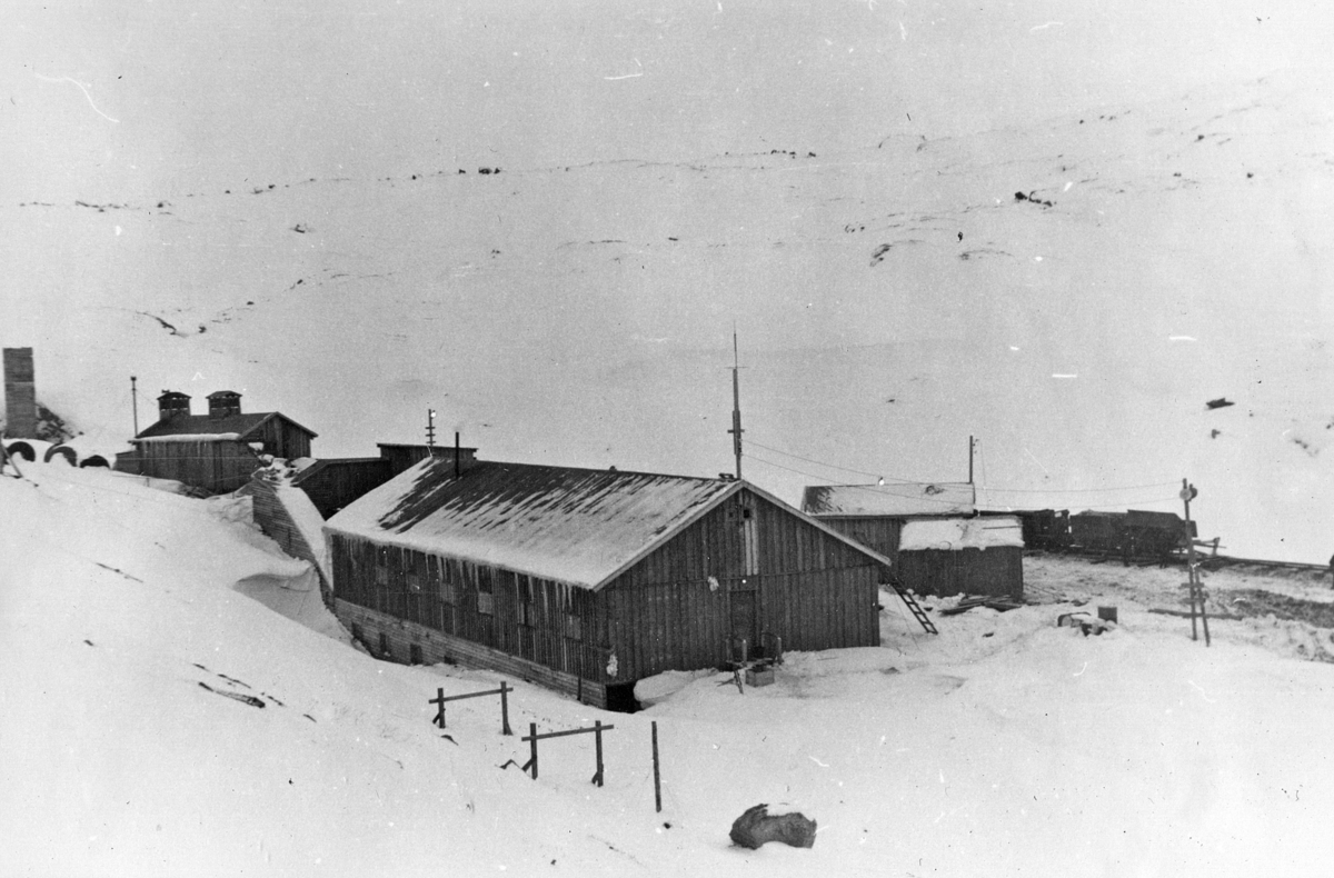 Thorleif Hoffs album 1, side 28. Album fra Thorleif Hoff som dokumenterer anleggsvirksomheten i Glomfjord på 1950-tallet