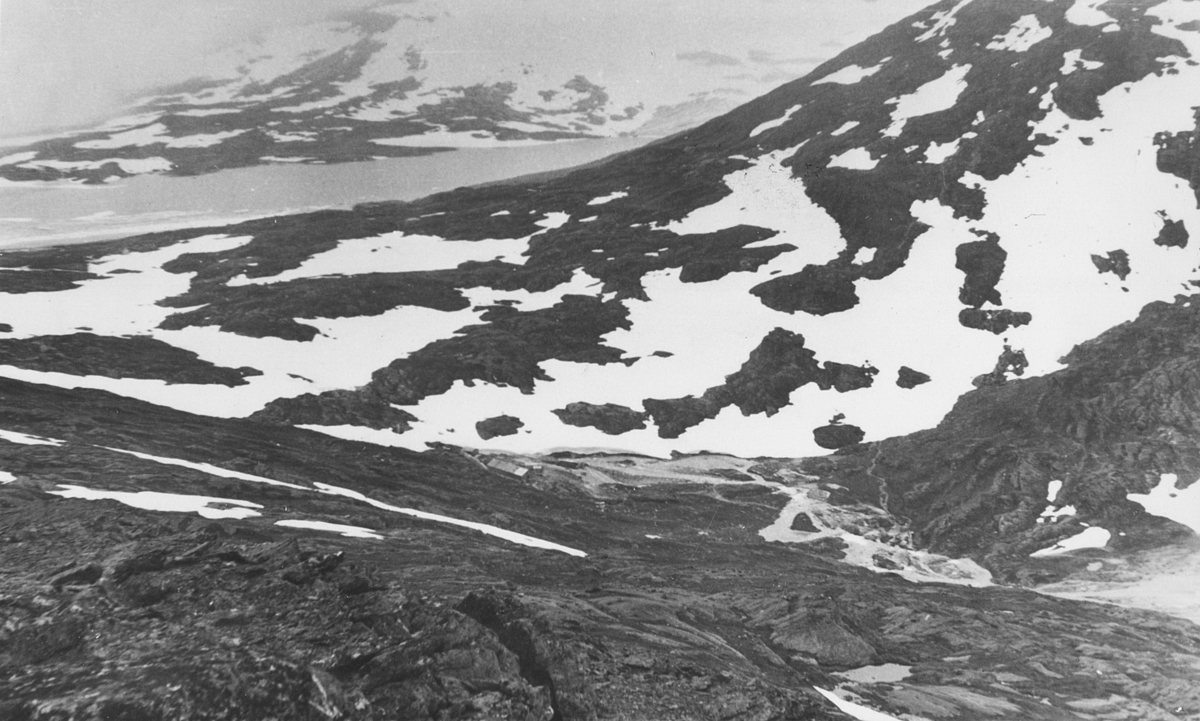 Våren 1955. Thorleif Hoffs album 1, side 30. Album fra Thorleif Hoff som dokumenterer anleggsvirksomheten i Glomfjord på 1950-tallet