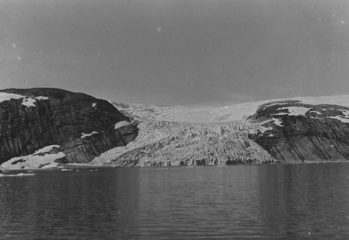 Thorleif Hoffs album 1, side 43. Album fra Thorleif Hoff som dokumenterer anleggsvirksomheten i Glomfjord på 1950-tallet