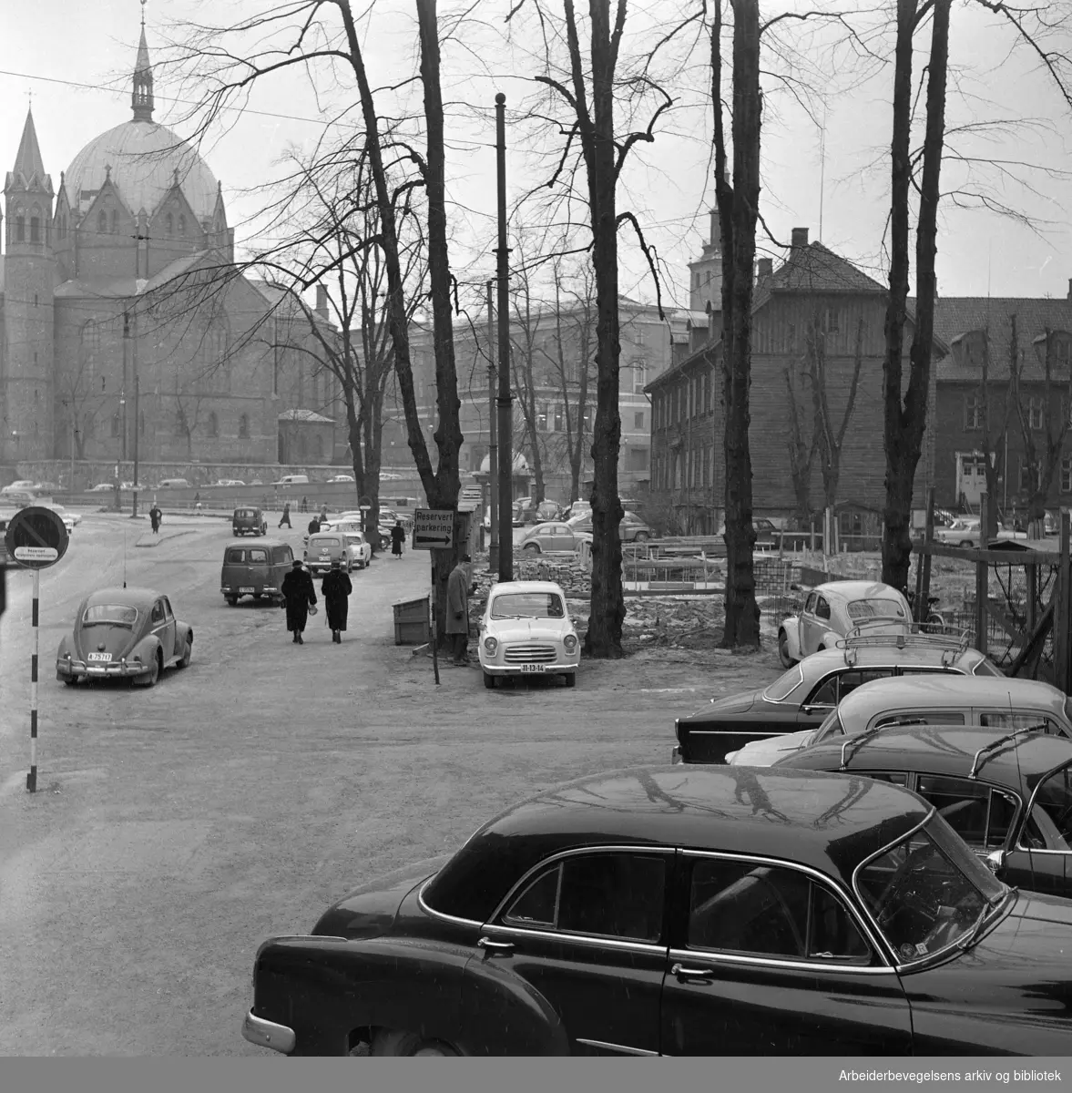 Militærhospitalet - Empirekvartalet i Akersgata. Trefoldighetskirken til venstre..Ca. 1960 - 1962.