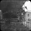 Skioptikonbild med motiv av terraassen på Hotel Bosque.
Bilden har förvarats i kartong märkt: Höstresan 1910. Granada 2 . Hot. Bosque 9. N:28. Text på bild: 