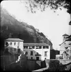 Skioptikonbild med motiv av Hotell Bosque, Granada.
Bilden har förvarats i kartong märkt: Höstresan 1910. Granada 9. N: 27. Text på bild: 