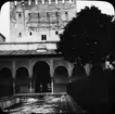 Skioptikonbild med motiv av Myrtengården i palatset, Alhambra.
Bilden har förvarats i kartong märkt: Höstresan 1910. Alhambra 9. N:17. Text på bild: 