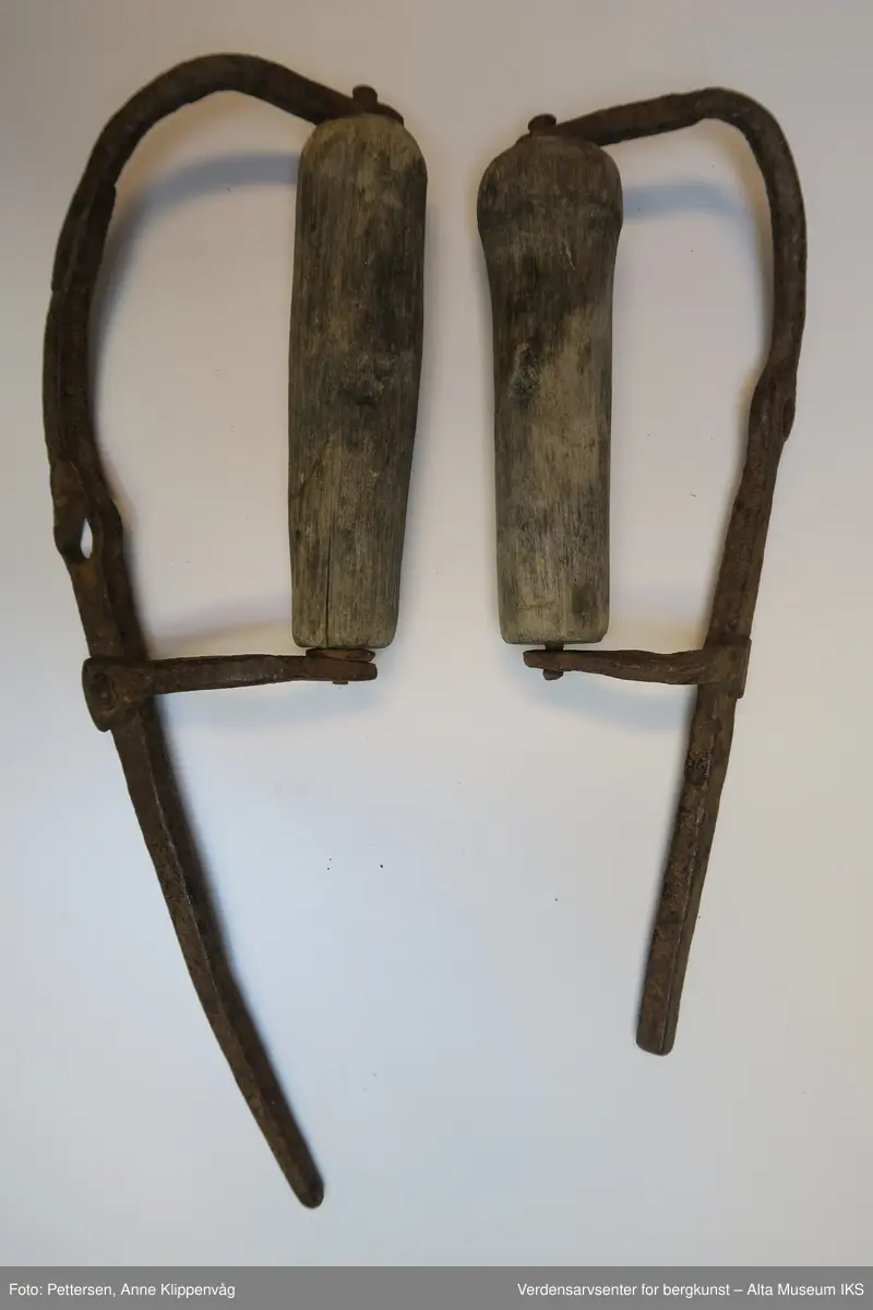 Rullene består av to treruller med hjemmesmidde jernkroker.
A: Meislet med tre hull i topp, midt, og nedre parti av jernkrok. Krokarm i jern er sveiset til kroken. Rullen er festet med jernstang.
B: Meislet med ett hull ca. midt på jernkrok. Krokarm i jern har blitt naglet til kroken. Rullen er festet til kroken med jernstang, med en liten, rundt jernskive mellom rull og krokarm.