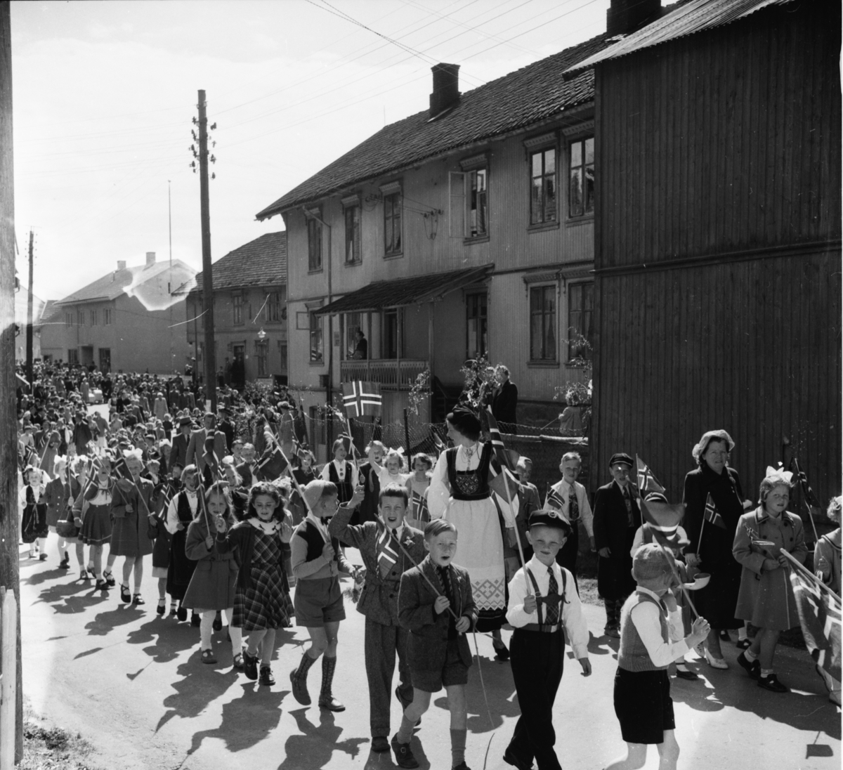 Vardens arkiv. "17 mai feiring"  17.05.1954