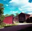 En bod och en ekonomibyggnad med korsknut i Skedemosse.