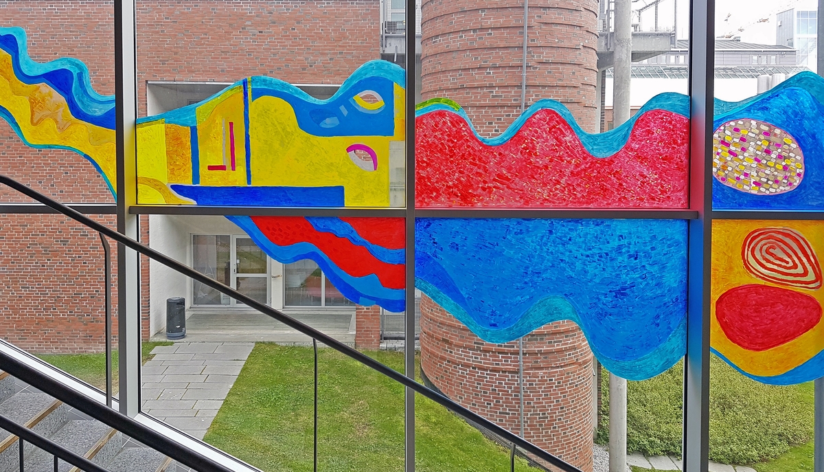 Det var den nordnorske kunstnaren Thor Erdahl (f. 1951), busett i Kabelvåg, som fekk i oppdrag å utsmykke den 50 meter lange glasfasaden i ein vestibylekorridor i bygningen. Erdahl er utdanna målar og grafikar frå Statens kunstakademi i Oslo. Han er kjend for sin ekspressive bruk av reine og skarpe fargar, som han nyttar i sterke kontrastar. I dei tidlege grafiske arbeida hans var uttrykket konkret forteljande, men etter kvart som han utvikla seg som målar, blei arbeida kjenneteikna av meir symbolske forteljingar og abstraherte, geometriske former.

Symbolbruken er også synleg i "Livets elv" i Farmasibygget. I mylderet av abstraherte naturformer kan ein innimellom sjå snev av hus, byar, båtar og andre menneskeskapte strukturar. Men ein kan også få assosiasjonar til natur og landskap, til fjell, jorde og vatn. Erdahl har tatt heile glasfasaden i bruk som lerret. Verket buktar seg bortetter veggen, akkurat slik tittelen ymtar om – som ei elv.