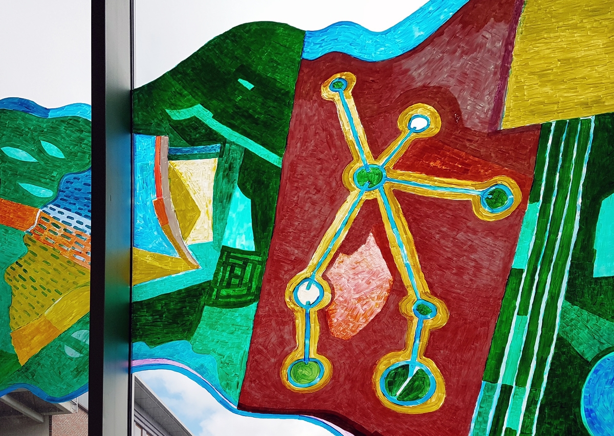 Det var den nordnorske kunstnaren Thor Erdahl (f. 1951), busett i Kabelvåg, som fekk i oppdrag å utsmykke den 50 meter lange glasfasaden i ein vestibylekorridor i bygningen. Erdahl er utdanna målar og grafikar frå Statens kunstakademi i Oslo. Han er kjend for sin ekspressive bruk av reine og skarpe fargar, som han nyttar i sterke kontrastar. I dei tidlege grafiske arbeida hans var uttrykket konkret forteljande, men etter kvart som han utvikla seg som målar, blei arbeida kjenneteikna av meir symbolske forteljingar og abstraherte, geometriske former.

Symbolbruken er også synleg i "Livets elv" i Farmasibygget. I mylderet av abstraherte naturformer kan ein innimellom sjå snev av hus, byar, båtar og andre menneskeskapte strukturar. Men ein kan også få assosiasjonar til natur og landskap, til fjell, jorde og vatn. Erdahl har tatt heile glasfasaden i bruk som lerret. Verket buktar seg bortetter veggen, akkurat slik tittelen ymtar om – som ei elv.