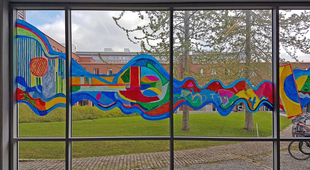 Det var den nordnorske kunstnaren Thor Erdahl (f. 1951), busett i Kabelvåg, som fekk i oppdrag å utsmykke den 50 meter lange glasfasaden i ein vestibylekorridor i bygningen. Erdahl er utdanna målar og grafikar frå Statens kunstakademi i Oslo. Han er kjend for sin ekspressive bruk av reine og skarpe fargar, som han nyttar i sterke kontrastar. I dei tidlege grafiske arbeida hans var uttrykket konkret forteljande, men etter kvart som han utvikla seg som målar, blei arbeida kjenneteikna av meir symbolske forteljingar og abstraherte, geometriske former.

Symbolbruken er også synleg i "Livets elv" i Farmasibygget. I mylderet av abstraherte naturformer kan ein innimellom sjå snev av hus, byar, båtar og andre menneskeskapte strukturar. Men ein kan også få assosiasjonar til natur og landskap, til fjell, jorde og vatn. Erdahl har tatt heile glasfasaden i bruk som lerret. Verket buktar seg bortetter veggen, akkurat slik tittelen ymtar om – som ei elv.
