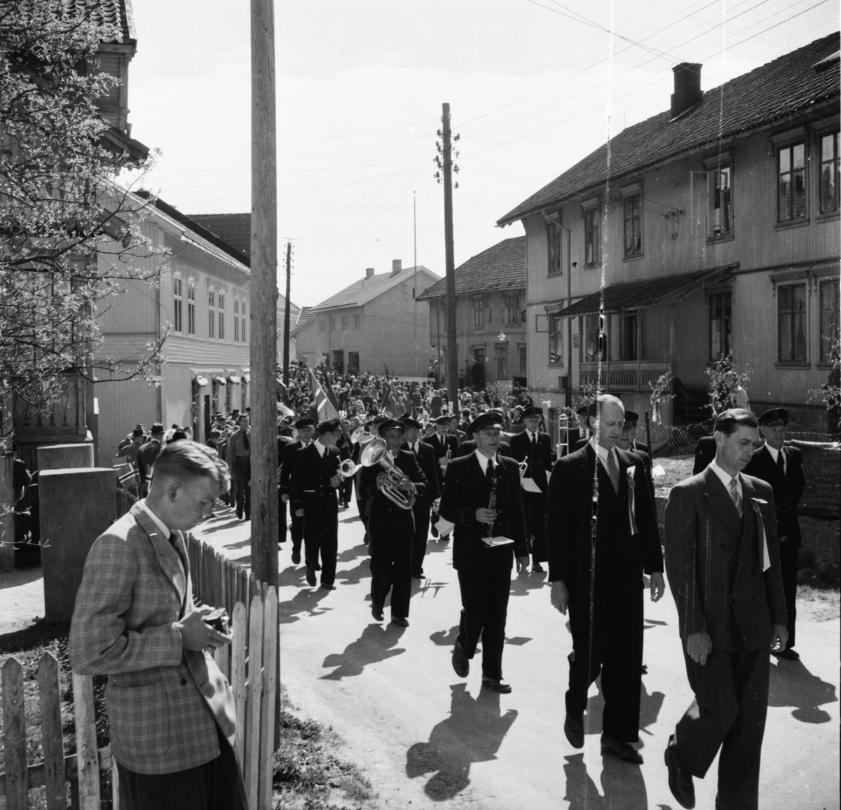 Vardens arkiv. "17 mai tog"  17.05.1954