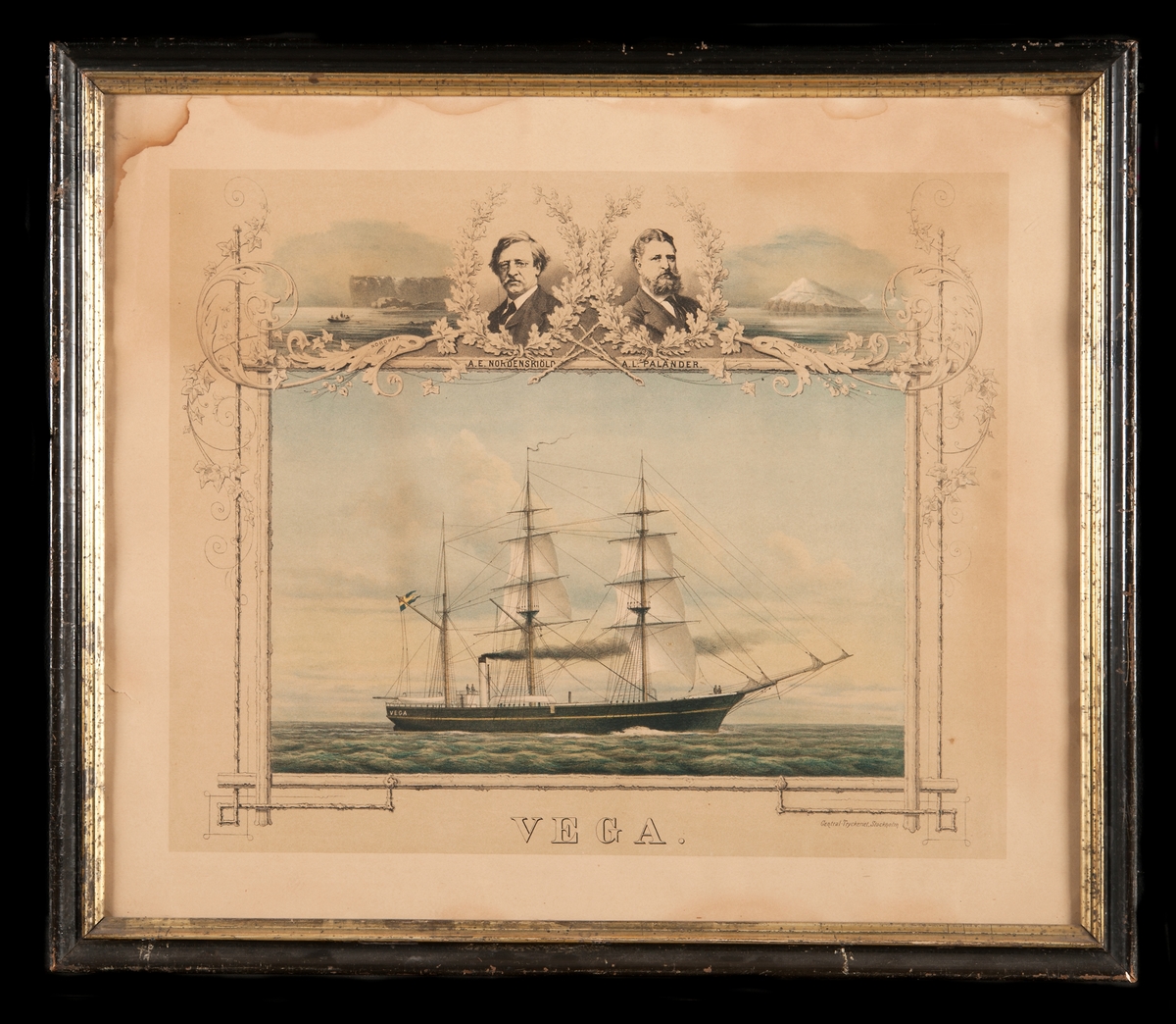 Ångbarkskeppet "VEGA" under ånga och segel. Under gaffeln tretungad svensk flagg med unionsmärke. Över fartyget bild av Nordkap och Ostkap samt av A.E. Nordenskiöld och A.L. Palander.