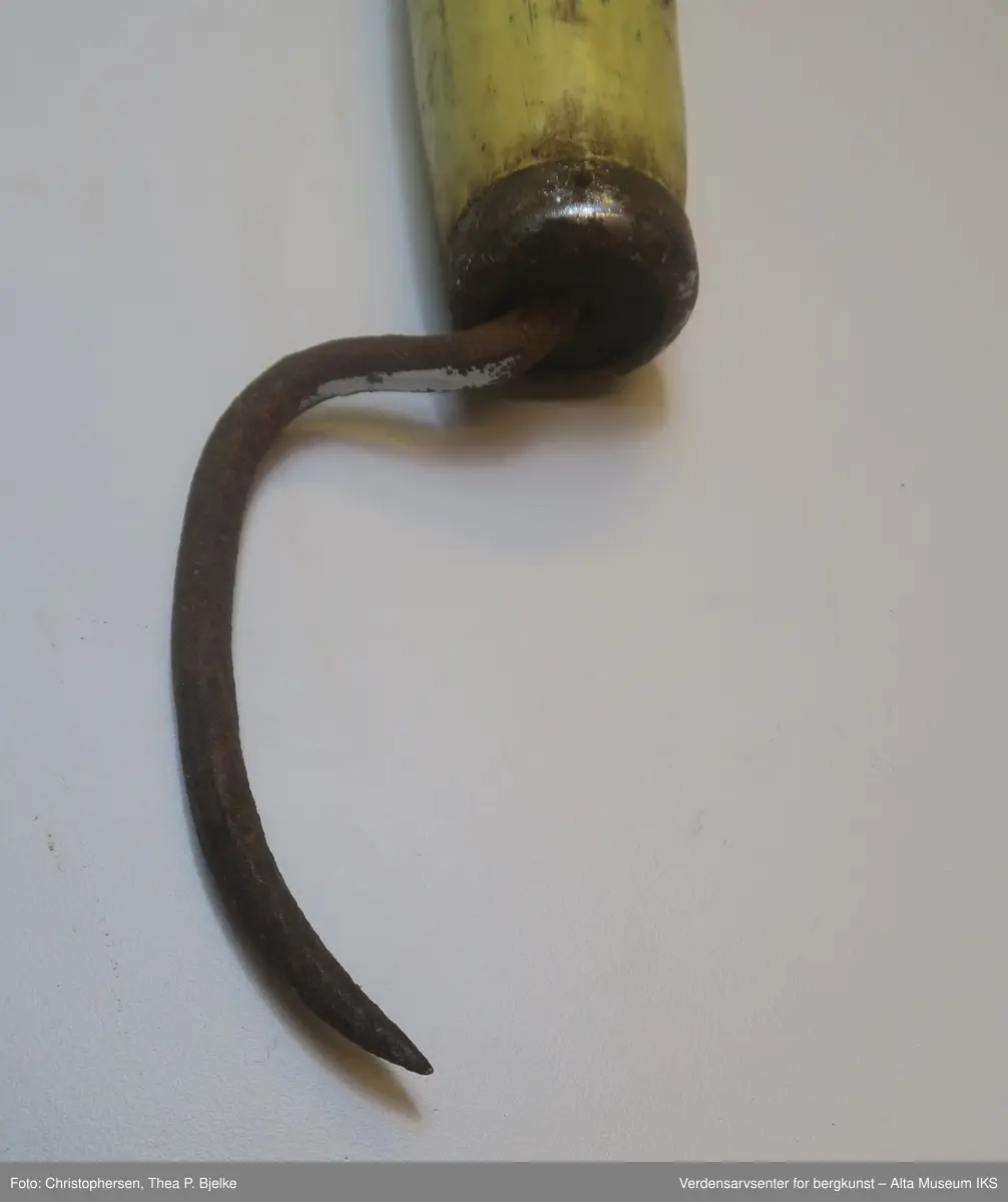 Bemalt treskaft med en kurvet pigg av jern festet med jernring.