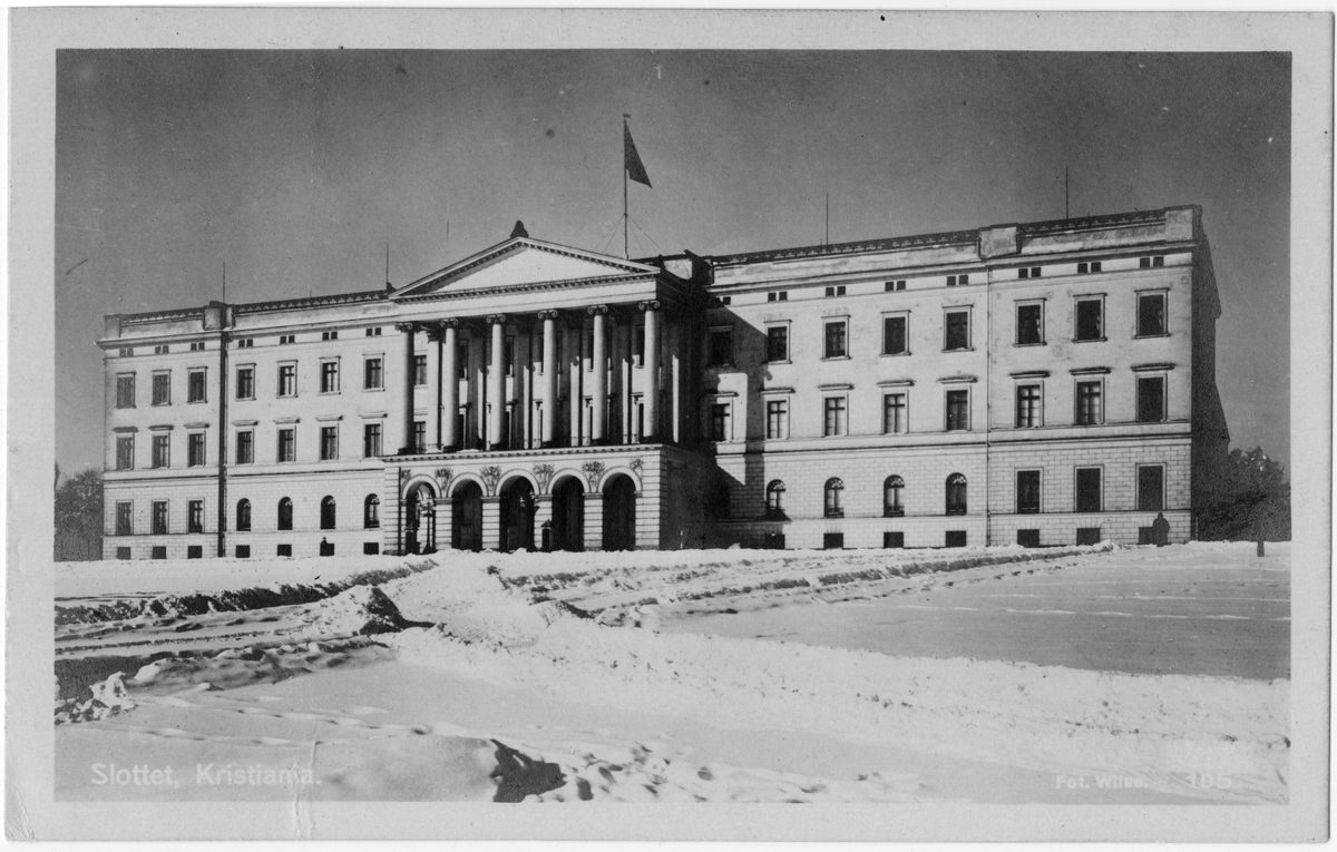 Postkort. Det kongelige slott i Oslo med snødekt slottsplass.
