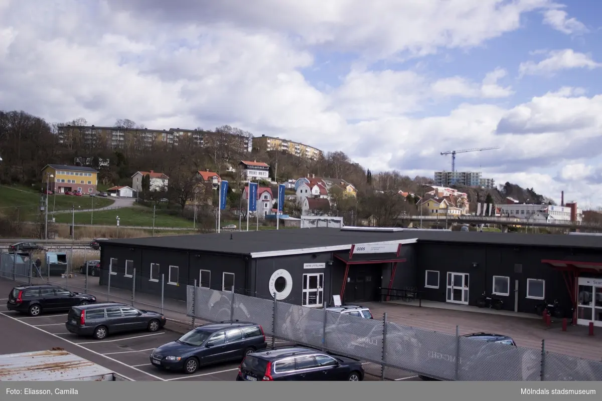 Husen uppe på bergkanten, Delbanco- och Lövgatan, stod klara 1964. År 2015 pågick nybyggnation av hus uppe på Kvarnbyvallen. Där det i förgrunden ligger ett grått hus och parkeringsplatser (Södra Ågatan) fanns tidigare en trädgård som var sjukhusets gård.