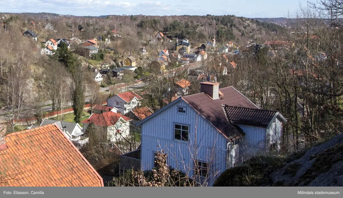 Toltorpsgatan löper genom hela Toltorpsdalen. Populärt boendeområde av villor, bostads- och hyresrätter med omgivande vandringsområden. I bakgrunden syns Safjället och Änggårdsbergen ligger bakom fotografen.