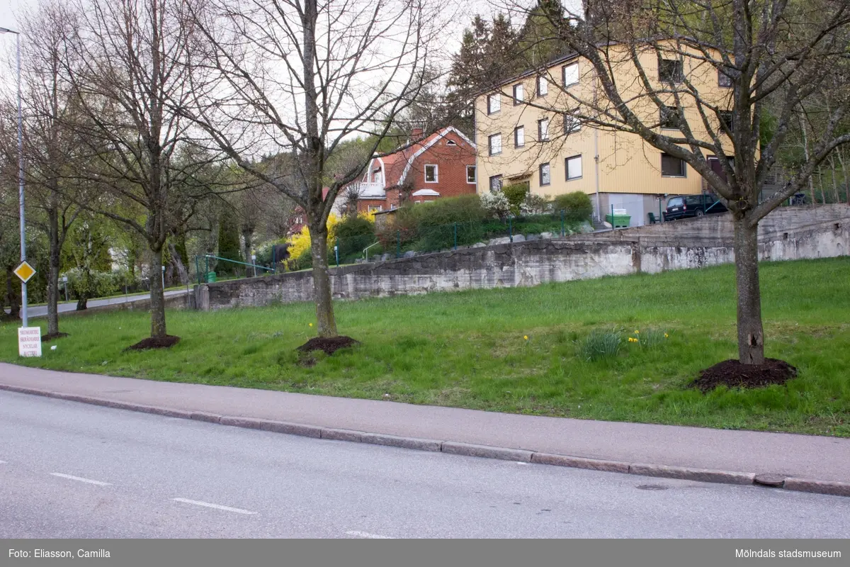 Det gula bostadshuset ligger på Gamla Riksvägen 57 i Kållereds Centrum. Tidigare låg Kålleredbussarnas garage snett framför. Idag känns det som en synvilla att ett stort bussgarage en gång fick plats här.