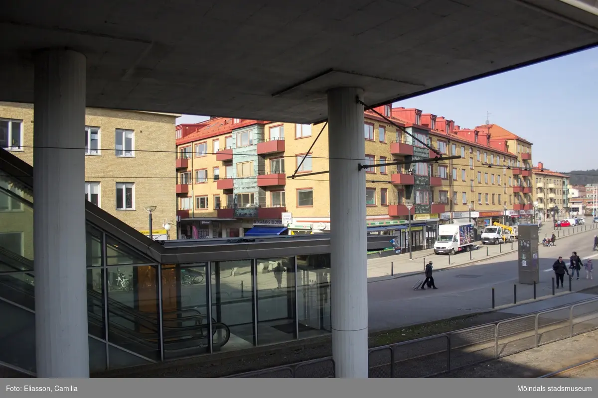 Mölndals centrum sett från Broplatsens buss- och spårvagnshållplats. Centrumhuset i början av Brogatan (tidigare Frölundagatan) kommer att bevaras även vid nybyggnation. Längst till höger ses Folkets hus där Mölndals stadsbibliotek finns.