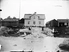 Kvinnor och barn på klippor framför bostadshus, Södra Hamnplan 4, Öregrund, Uppland