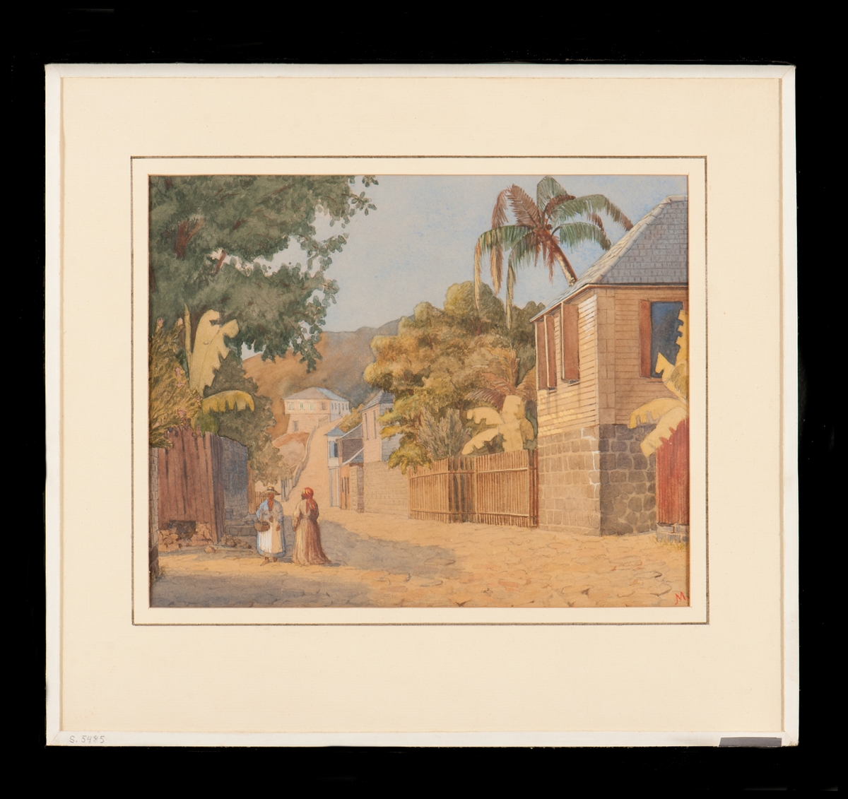 Kullerstensatt gata. Till höger hus i sol, till vänster skugga under stora träd med två stående kvinnor.
Bronserad ram