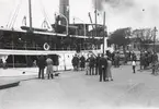 En Kalmarsundsfärja i Ölandshamnen på midsommarafton 1929.