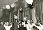 Dans kring julgranen och lek med ballonger på Teaterkällaren i Kalmar tillsammans med barnen julen 1946.