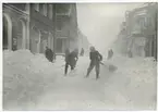 Snöröjning vid hörnet Kaggensgatan-Storgatan efter en snöstorm den 1 mars 1931.