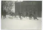 Kälkåkning i Cellgraven utanför Tullbroskolan 1930.