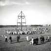 Dans runt midsommarstången under hantverksmässan i Kalmar 1947.