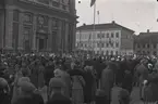 Demonstrationståg och musikkår vid Kalmar domkyrka, förmodligen på 1920-30-talet.