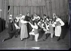 Elever dansar i folkdräkt, Rostads folkskoleseminarium.