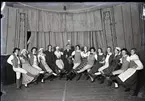 Elever dansar i folkdräkt, Rostads folkskoleseminarium.