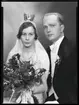 Fotografiet föreställer fotograf Staffan Kronberg och Kerstin, född Olson, dotter till stadsarkitekt J. Fred. Olson. Det är deras bröllopsfoto. 
Beställare Staffan Kronberg, Mäster Samuelsgatan 34, Stockholm.