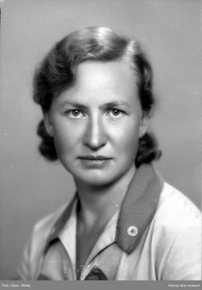 Ateljéfoto. Seminarist Ingrid Elisabet Petersson Kvarnbäck f. 1904-10-09 i Vreta Kloster. Fotot beställt av Lisa Kvarnbäck, Maspelösa.