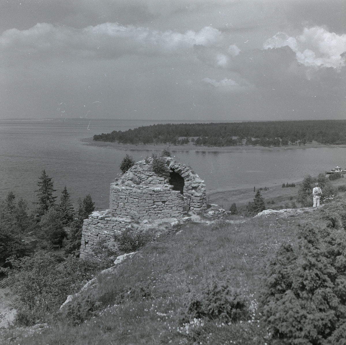 En gammal kalkugn.
I naturreservatet Lergrav finns ett 60-tal raukar, bland annat den märkliga formationen Lergravsporten. Den högsta rauken är "Madonnan med barnet".