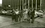 Bild tagen vid resa till USA i september 1977, då var det de dövblindas världskongress, den första Helen Keller-konferensen.

Gruppporträtt vid Madison Square Garden.

Madison Square Garden är en arena i New York City i USA. Den ligger på 7:e avenyn mellan 31:a och 33:e gatan på Manhattan och är uppförd ovanpå järnvägsstationen Penn Station. Publikkapaciteten är nästan 20 000 sittande vid basketmatcher och 18 000 sittande vid ishockeymatcher. I byggnaden finns också en teater och restauranger, barer med mera. Den nuvarande byggnaden är den fjärde med samma namn, arenorna har dock legat på olika platser i området.

Idag används arenan bland annat till boxning, ishockey (New York Rangers), basket (New York Knicks, New York Liberty och universitetslaget St John Storm), cirkus och konserter. Många kända artister som Swedish House Mafia, Simon & Garfunkel, Michael Jackson, Queen, Johnny Cash, Led Zeppelin, The Who, KISS, Jimi Hendrix, Elvis Presley, Rolling Stones, Frank Sinatra, Elton John, John Lennon, Bruce Springsteen, Bob Dylan, Bob Marley, One Direction och Justin Bieber har spelat i arenan. De svenska band som har spelat i arenan är The Hives den 10 oktober 2007, samt Swedish House Mafia den 16 December 2011. Arenan har även använts under filminspelningar, som exempelvis under slutscenen i Music and Lyrics, Star Wars II och Godzilla.

(Hämtat från Wikipedia)