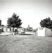 Vy från området vid Fredriksskans där hantverksmässan 1947 hölls. Till höger syns en kiosk som sålde frukt.