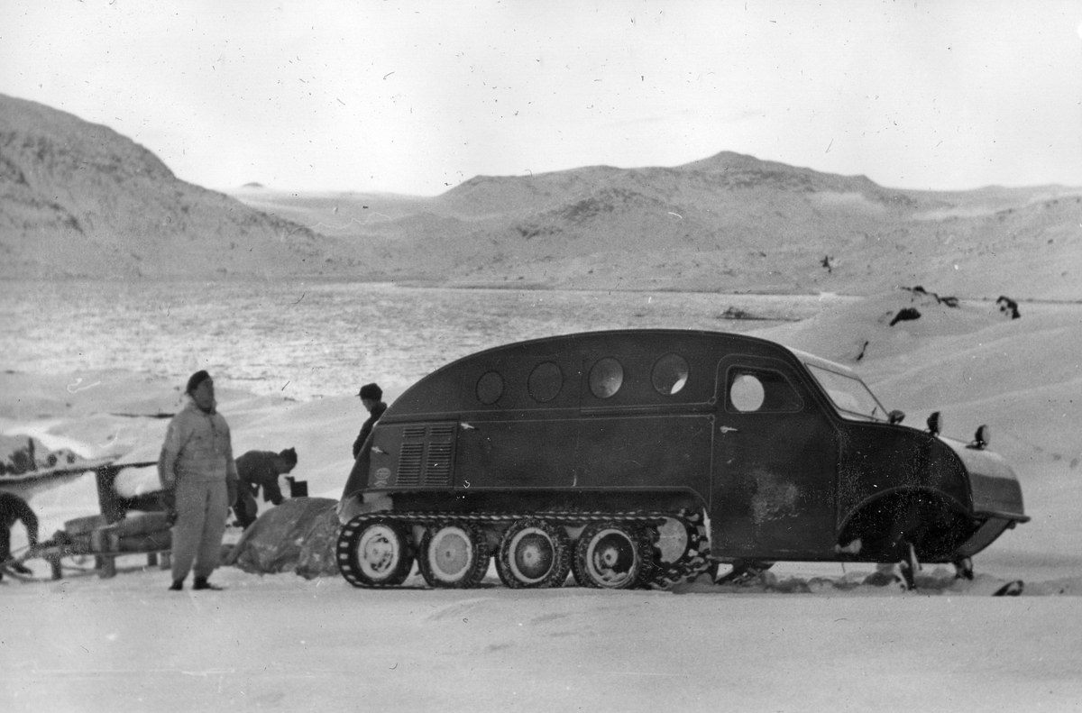 "Beltebil: Bombardier. Klar for turen over Storglomvatn - i 70 km i timen".Thorleif Hoffs album 1, side 21. Album fra Thorleif Hoff som dokumenterer anleggsvirksomheten i Glomfjord på 1950-tallet