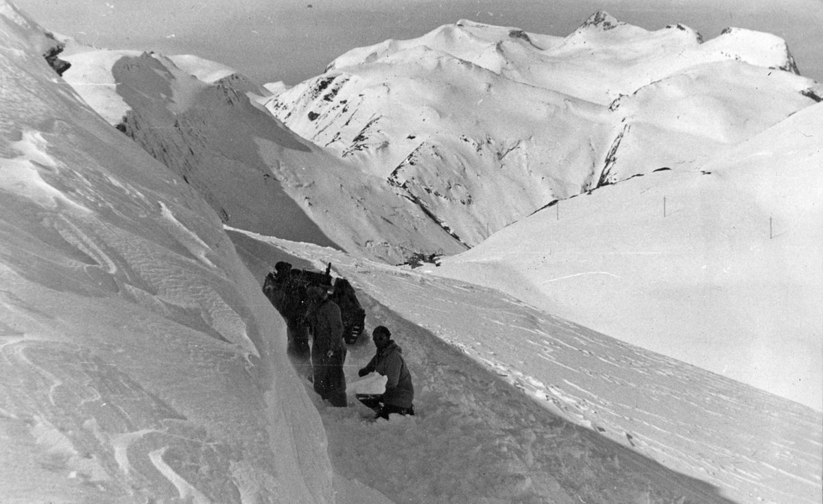 Thorleif Hoffs album 1, side 22. Album fra Thorleif Hoff som dokumenterer anleggsvirksomheten i Glomfjord på 1950-tallet