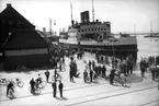 Avstigande resenärer en söndag från Danska färjan 1934.		
	Lita metallutfällning, fingeravtryck, repor, missfärgad rosa.