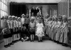 Teater Tablå Lilleman 1923.
	Metallutfällning, fingeravtryck, repor.