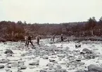 En grupp män går på stenarna över Storulvån i Jämtland.