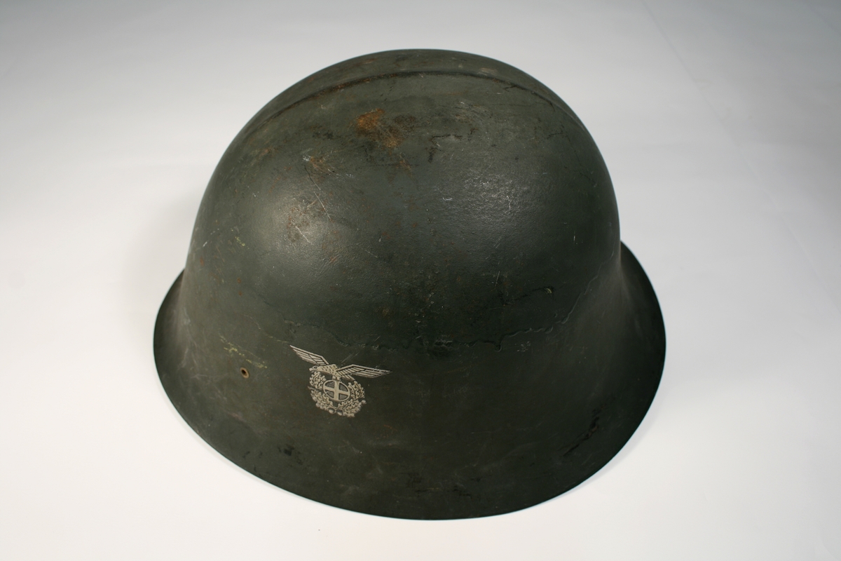 Det norske politimerket 1942-1945: skarv (ørn) med solkors og ekeløvskrans.