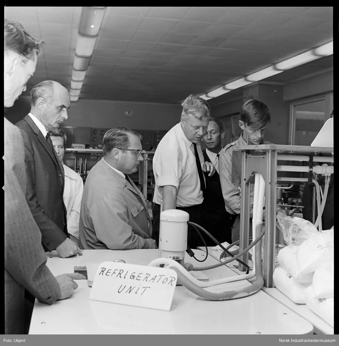 Pressebesøk i norvinylservice, laboratorium.