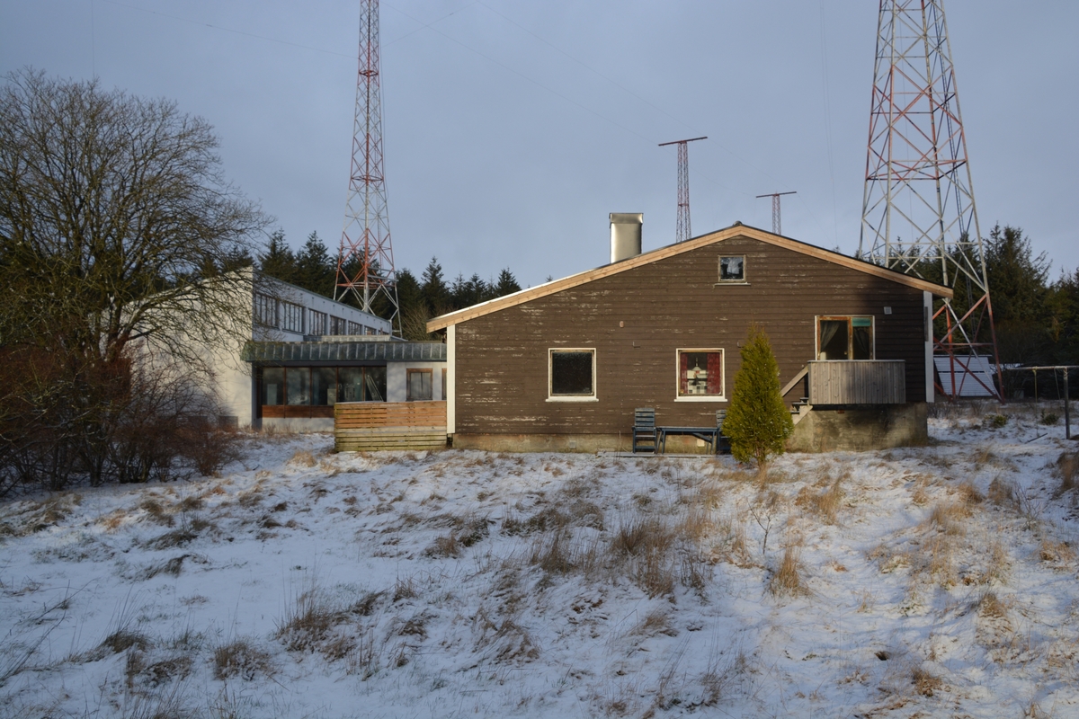Senderstasjonen i Vigreskogen består av et stasjonsbygg på ca 600 kvm hvor sendersalen er det dominerende element som strekker seg i hele husets lengde. Midt på denne er en halvsirkelformet rotunde for antenneutføringene med en antenneveksler i midten. 
På motsatt side finnes kontrollrom, verksted, krysskopling og transmisjonsutstyrsrom og garderober. En rommelig foaje har inngang til sendersal og garderober på den ene siden og kontorer og hvilerom med tekjøkken og bad for eventuelt opphold mellom vaktene.
I kjelleren under sendersalen er det mekanisk verksted, kraftinntak fra høyspentnettet, ventilasjonsrom, diverse lagerrom og et rom i hele husets lengde som mastemontørene brukte til montering av antennedeler.
Over tunet er et garasje- og lagerbygg på 250 kvm som også huser et kraftig reservestrømsaggregat. 
Ved etableringen ble det bygget et bolighus hvor kombinert vaktmester/mastearbeider skulle bo, men det ble bare brukt noen få år til formålet på grunn av umulige radio og tv-forhold for de som skulle bo der. 
Ved topp aktivitet i første halvdel av 1980-årene var et 30 talls sendere i drift med døgnkontinuerlig vakt,  og 10-12 personer med mønstringssted på stasjonen.
I 2016 er det kun senderne for mellombølgetjenestene ved Rogaland radio og sender for Navtex som er i drift i huset og ingen har sin faste arbeidsplass der.