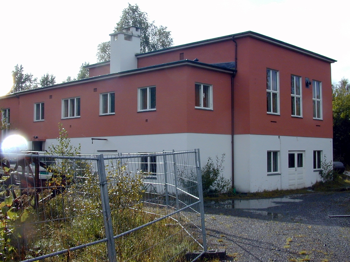 Askøy kringkaster er oppført i pusset betong i funkisstil, og stod ferdig i 1936-37. Senderbygningen på 24 x 12 meter fungerte som et stort senderkabinett for en 20 kW Telefunkensender fra Tyskland. Senderen er unik, fremdeles på plass og i god stand. Den ble nedlagt i 1978. Bygningen er toetasjes i halve bygget, enetasjes i resten. I bygningens sørvestre hjørne står transformatoren som transformerte spenningen ned til 230 Volt og leverte til senderens hovedtavle.

I mellometasjen (maskinrommet) er hovedtavle, motorer, generatorer, roterende omformer og høyspenningslikeretter. 

I sokkeletasjen ble høyspenningen filtrert og levert til modulator og utgangstrinn. Her er også kjølevannspumpe, kjølevannstank og destillasjonsapparat. Vannet passerer en radiator hvor luft passerer ved hjelp av en stor ventilator. Marconisenderkabinettet på 1 kW er også plassert her.

I den øverste etasjen står Telefunkensenderen med høyfrekvensforsterkere, lavfrekvensforsterkere, avstemmings – og antennetilpasningsenheter, linjeforsterkere, kontrollorganer og kontrollpult med styringsutstyr.

Det var to høye 150 meter master tilknyttet huset. Huset var i en periode panelt med stående og liggende bord.