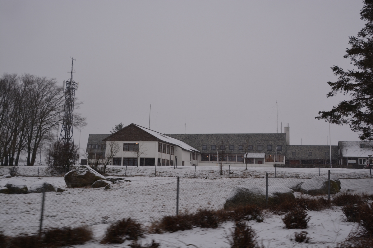 Mottakerstasjonen for Rogaland radio var en kystradiostasjon for radiokommunikasjon på kortbølge med skip på global basis og lokalt for Nordsjøen med telefoni, telegrafi og radioteleks. Huset ble primært bygd til avløsning for Bergen radios kortbølgeavdeling og tillagt Stavanger radios kystradio. Rogaland radio var en av verdens største og mest avanserte kortbølgestasjoner for maritim telefon- og telegramtrafikk.

Huset er bygd i "moderne stil", og er godt bevart, spesielt foajeen. I 1981 fikk huset påbygd kontorfløy mot sørvest til utvidelse av kystradiotjenesten og maritimt radiosenter.
