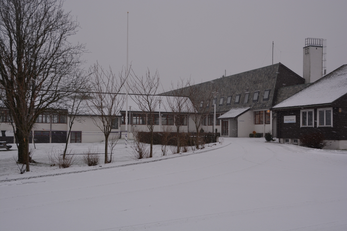 Mottakerstasjonen for Rogaland radio var en kystradiostasjon for radiokommunikasjon på kortbølge med skip på global basis og lokalt for Nordsjøen med telefoni, telegrafi og radioteleks. Huset ble primært bygd til avløsning for Bergen radios kortbølgeavdeling og tillagt Stavanger radios kystradio. Rogaland radio var en av verdens største og mest avanserte kortbølgestasjoner for maritim telefon- og telegramtrafikk.

Huset er bygd i "moderne stil", og er godt bevart, spesielt foajeen. I 1981 fikk huset påbygd kontorfløy mot sørvest til utvidelse av kystradiotjenesten og maritimt radiosenter.
