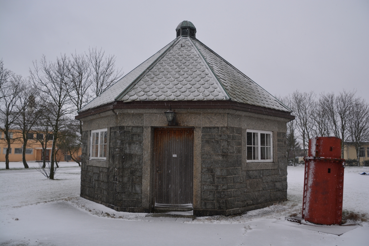Sekskantet akkumulatorhus i granitt tegnet av arkitekt Ole Sverre. Mottakerstasjonen for Stavanger radio lå på Nærland i Hå. Stasjonen kom i drift i 1919, men fikk en kort levetid. Allerede 1926 ble den nedlagt, da mottakerstasjonen på Fornebu overtok. Det sekskantete akkumulatorhuset står igjen sammen med vanntårnet. Huset er av samme type som det på Ullandhaug. Transformatorhuset var et servicebygg som besørget strømforsyning til senderen og bolighusene som tilhørte anlegget