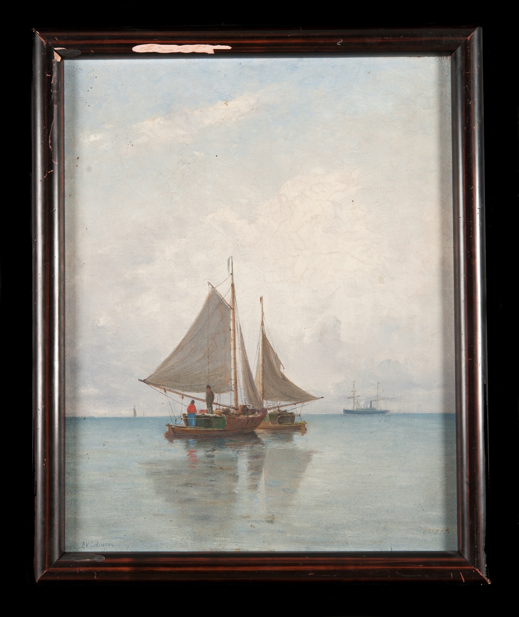 Två åländska fiskesumpar liggande i stiltje med hissade segel. I bakgrunden ett skonertriggat ångfartyg.